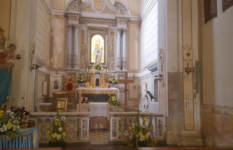 esso è visibile da tutti, unico ( gli altri altari presenti in parrocchia sono coperti), di forma quadrangolare e posto in modo