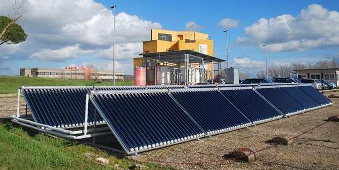 "Impianto di solar heating and cooling - Edificio F-9, Risultati sperimentali " Riscaldamento invernale e raffrescamento estivo dell Edificio F-9 del C.R. Enea Casaccia (380 m ) in zona climatica D Campo solare Superficie Totale campo solare = 56[m ]; Potenza di picco singolo collettore =.