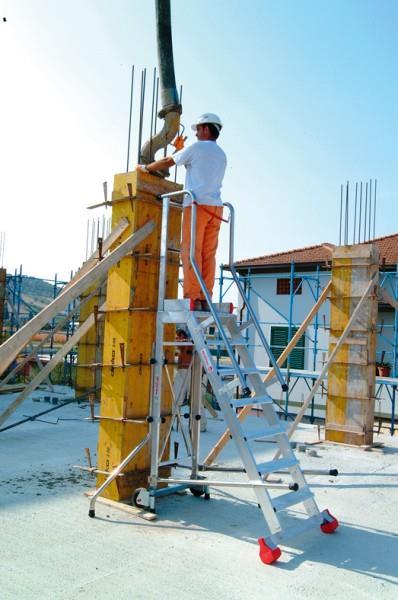 REALIZZAZIONE DI PILASTRI IN CALCETRUZZO Scala a castello autoportante dotata di corrimano e piattaforma di