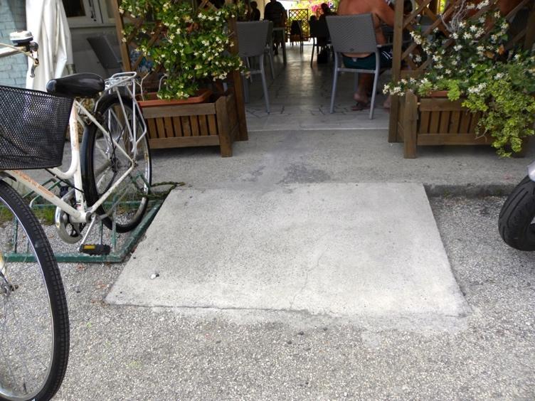 Nel parcheggio la pavimentazione è in ghiaia e si accede al viale pavimentato che porta alla spiaggia superando una rampetta lunga 97 cm,