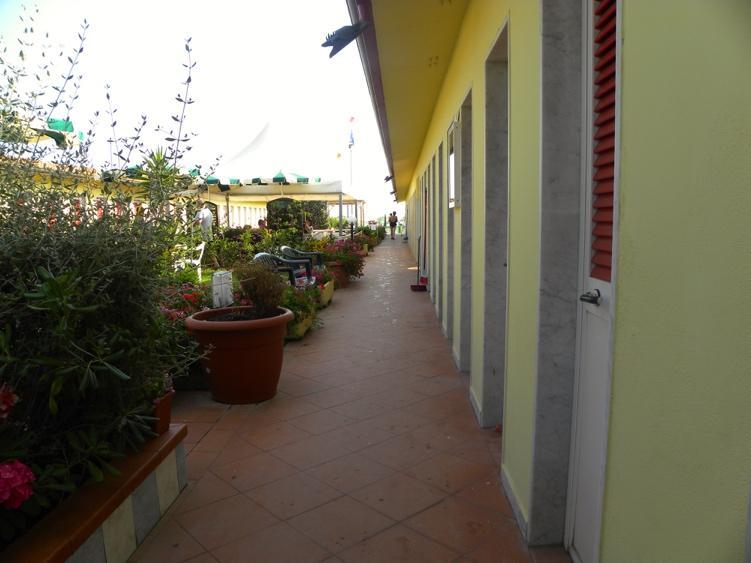 SPIAGGIA ACCESSO ALLA SPIAGGIA E AL MARE Si accede alla passerella, dal bar, superando il gradino battiporta di 3 cm, la rampa con pendenza 20 % lunga 30 cm e una