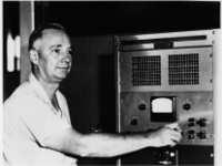 Grote Reber (1911-2002) Nel 1937 Grote Reber, ingegnere radioelettronico e radioamatore (W9GFZ), dopo avere letto il lavoro di Jansky, decide di costruire un vero e proprio radiotelescopio nel