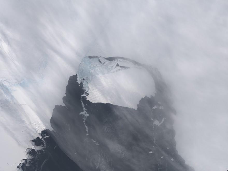 Il gigantesco iceberg che si sta staccando dal Pine Island glacier in