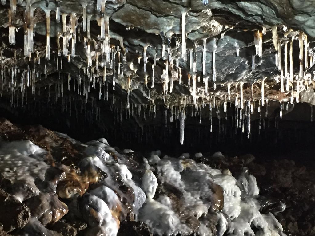 Dipartimento tutela ambientale Stalattiti e stalagmiti dovute alle