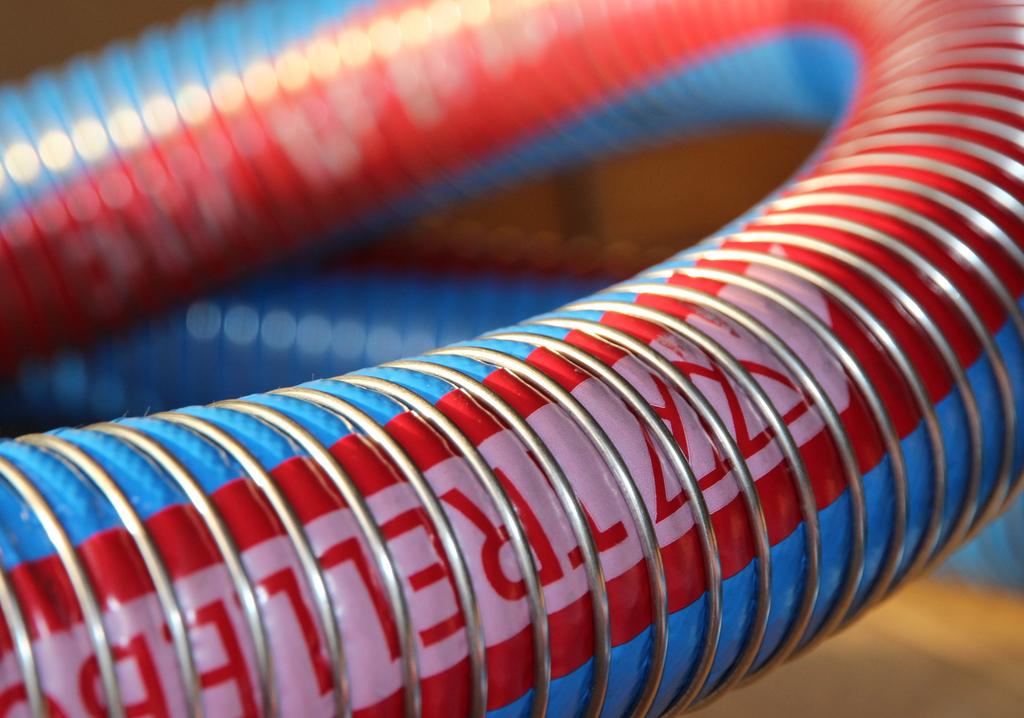 UNA TECNOLOGIA COLLAUDATA SUL CAMPO DESIGN I tubi compositi sono prodotti con più strati di fogli avvolti tra due spirali in filo d acciaio.