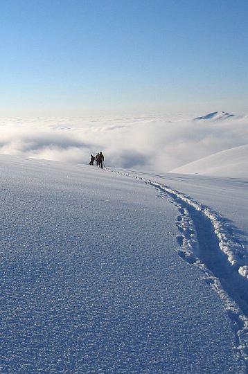 Passeggiate sulla neve La Thuile offre una varietà di sentieri battuti e segnalati per piacevole passeggiate