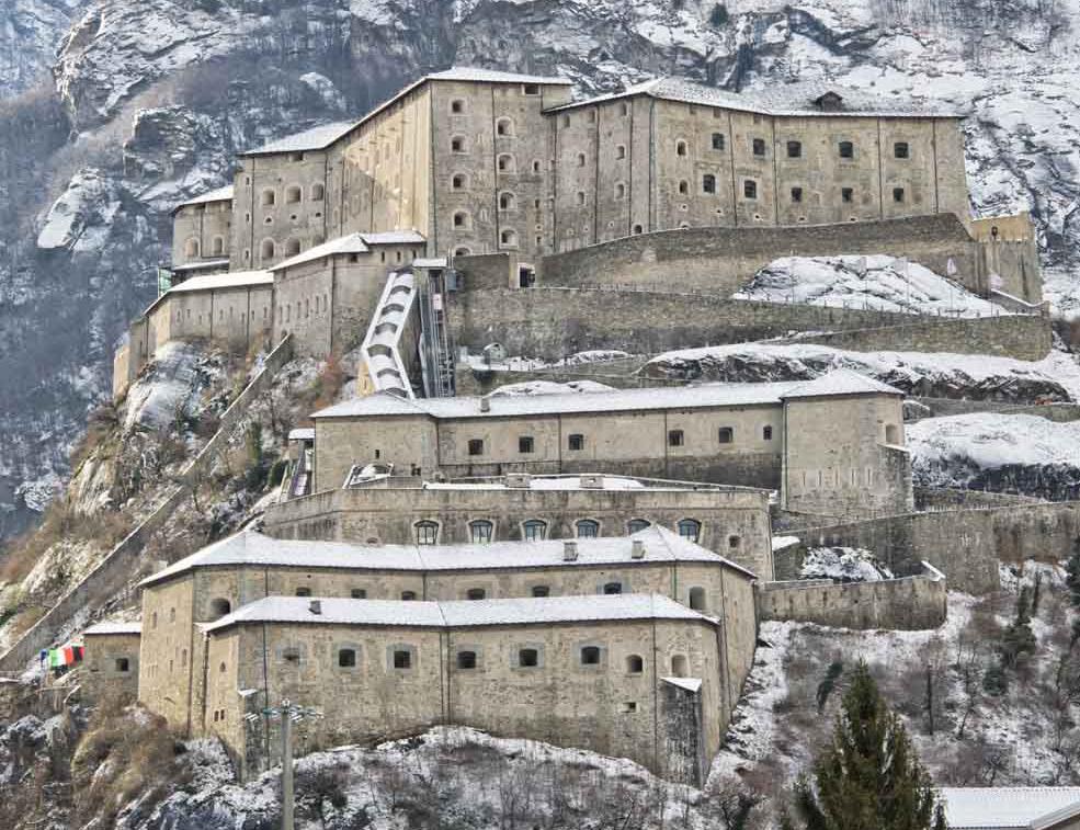 FORTE DI BARD Costruito inizialmente nel VI secolo come presidio di difesa, il Forte di Bard è una costruzione imponente, spesso obiettivo di