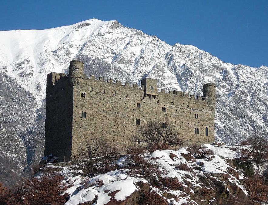 CASTELLO DI USSEL Costruito dalla famiglia Challant nel 14mo secolo, Il Castello di Ussel rappresenta l ultima fase evolutiva dei castelli