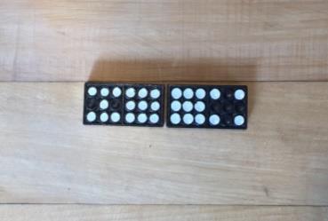 REGOLE DEL GIOCO FASE 1 Il gioco blocco domino per due giocatori è la variante basica più semplice del domino. Necessita di un set da doppio sei, dal quale ogni giocatore riceve sette tessere.
