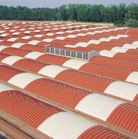 densit. I pannelli vengono utilizzati per realizzare settori di copertura su strutture prefabbricate con tegoli alari o travi a Y, in alternanza a lucernari zenitali.