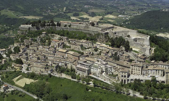 Civitella del Tronto, Abruzzo Ritenuta una delle ultime città borboniche, che si oppose duramente all unità d Italia e alle truppe piemontesi, la sua fortezza è una delle più grandi e importanti