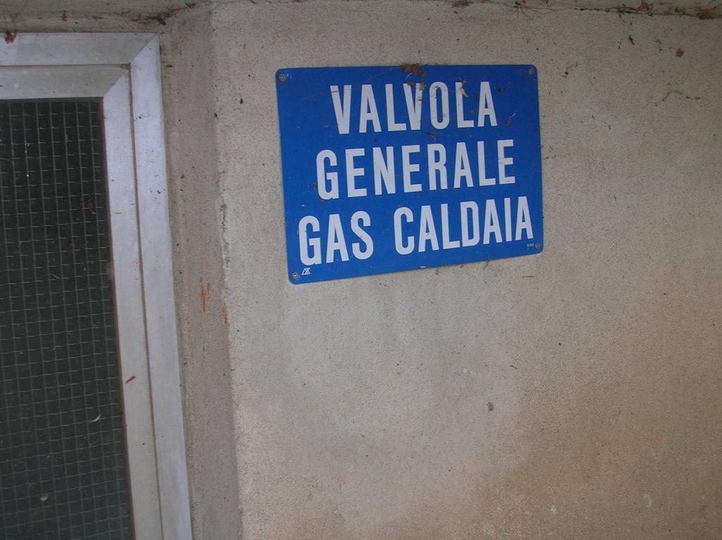 In caso di emergenza è possibile intercettare l adduzione del gas metano in sicurezza tramite la valvola generale posta in prossimità dell ingresso sul lato di via Garibaldi all esterno del