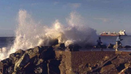 IL RISCHIO IDROGEOLOGICO LE COSTE Mareggiate con erosione spiagge e coste Interventi devastanti da parte