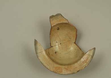Queste ceramiche compaiono nei contesti che chiudono l immondezzaio, ossia negli strati di formazione più recente della seconda metà/ultimo quarto del XIII secolo.