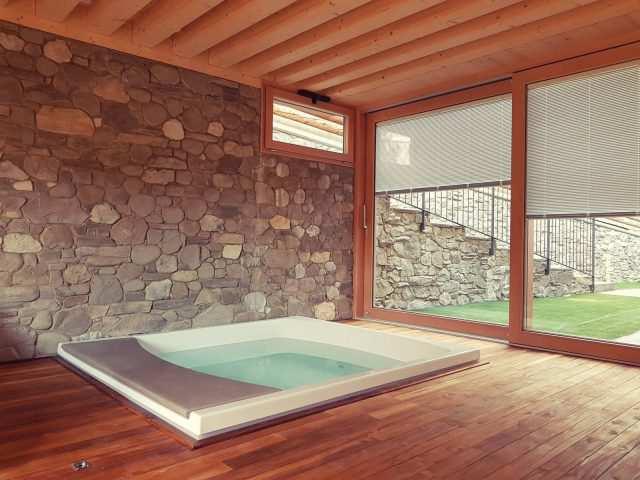 Al piano terra e con vista sul giardino, la SPA, con mini piscina idromassaggio, sauna e zona relax.