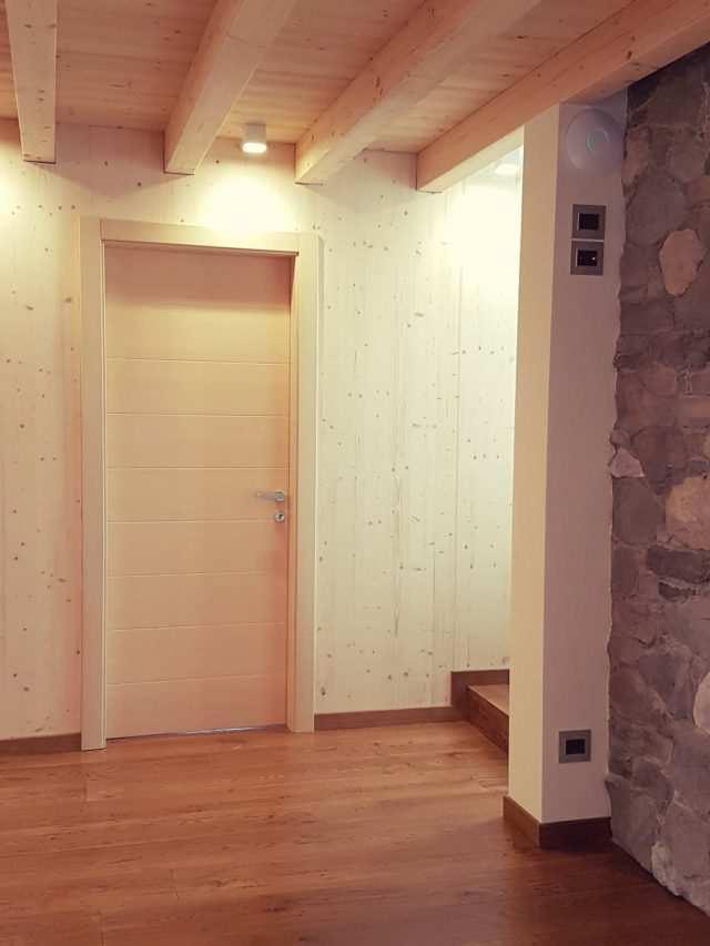 Anche le porte interne sono realizzate in legno massiccio appositamente selezionato dall Azienda e si caratterizzano per le cerniere a scomparsa e per l anta complanare sul telaio interno.