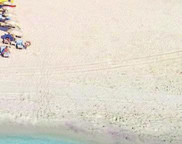 LA SPIAGGIA La spiaggia di sabbia bianchissima e fine è attrezzata con