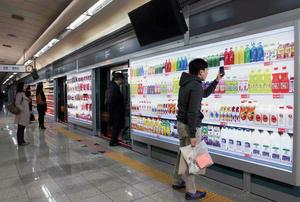 ALCUNI ESEMPI TRA I TANTISSIMI DISPONIBILI (1/2) Tesco Virtual Supermarket (Korea del Sud) Manifesto gigante con i principali prodotti.