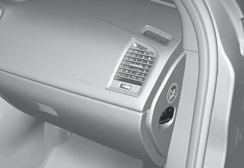 01 Sicurezza 01 Attivazione/disattivazione dell'airbag* Disattivazione a chiave - PACOS Informazioni generali L'airbag lato passeggero può essere disattivato se l'automobile è dotata del commutatore