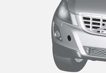 Utilizzare una chiave per i dadi delle ruote per fissare l'occhiello. In alcune automobili con gancio di traino montato, l'occhiello di traino non può essere fissato all'attacco posteriore.