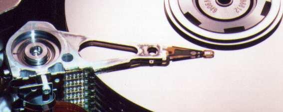 Organizzazione di un hard disk braccio testine attuatore dischi L unità è in realtà