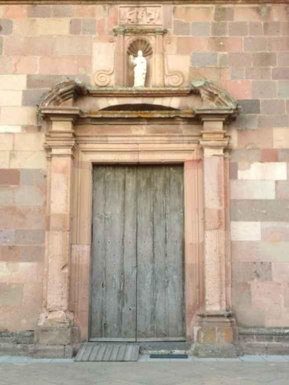 Presenta un impianto a tre navate e prolungamento delle navate laterali oltre il transetto con cappelle.