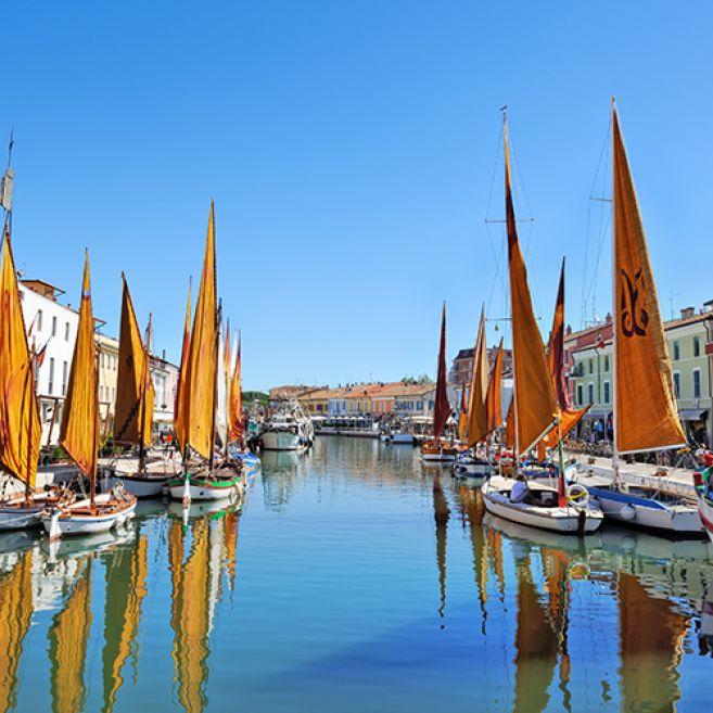 Itinerari cicloturistici L' entroterra di Cesenatico è caratterizzato da pendii, colli e curve per cui il cicloturismo è una delle specialita' più ricercate.