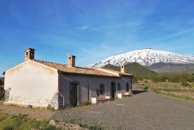 una parte la strada asfaltata e poi il lastricato lavico che ci porta al Rifugio di Piano dei Grilli.