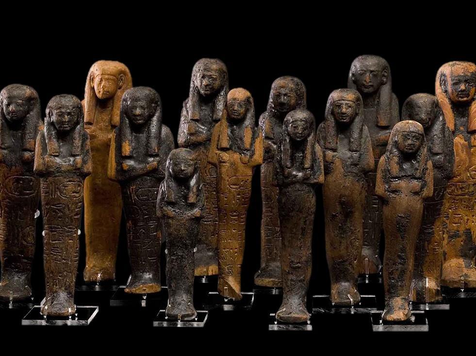 USHABTI Gli Ushabti sono statuine che sostituiscono il defunto nei lavori nella vita dopo la