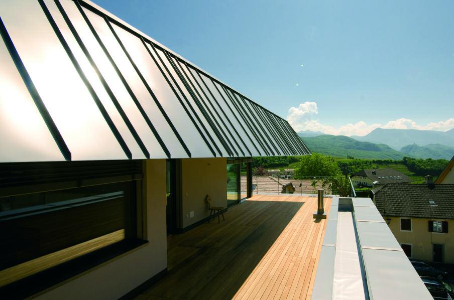 _6 La terrazza esterna e la copertura in metallo che riflette i colori del paesaggio, schermando le vetrate della zona