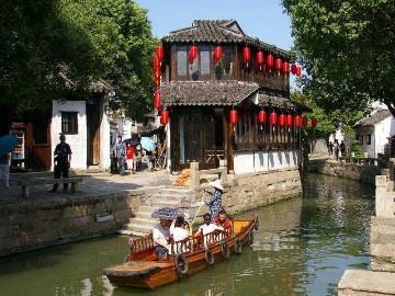 Hangzhou, adagiata attorno allo splendido lago dell Ovest, è la città più romantica della Cina: qui il viaggiatore, giungendo dalle varie parti del Paese, ha l occasione di interrompere il ritmo