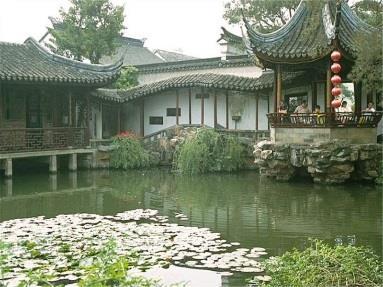 13 giorno Suzhou / Hong Kong In mattinata, visita del giardino del Maestro delle reti, del parco Panmen e di un tratto dell'antica cinta muraria. Pranzo in ristorante.