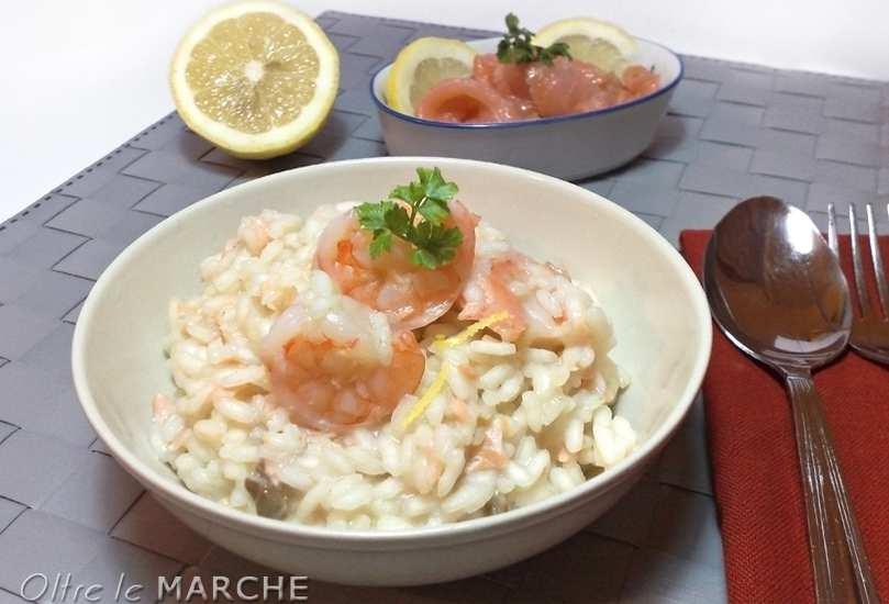 Risotto al salmone e gamberetti Preparazione: Ingredienti per 2 persone: - 180 gr di riso Carnaroli - 100 gr di salmone affumicato - 150 gr di gamberetti (vanno bene anche quelli surgelati) - vino