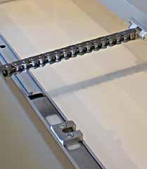 In caso di automazione del serramento, diventa indispensabile affiancare all attuatore a catena un ulteriore attuatore in grado di movimentare in modo trasversale la ferramenta multi-punto dell anta
