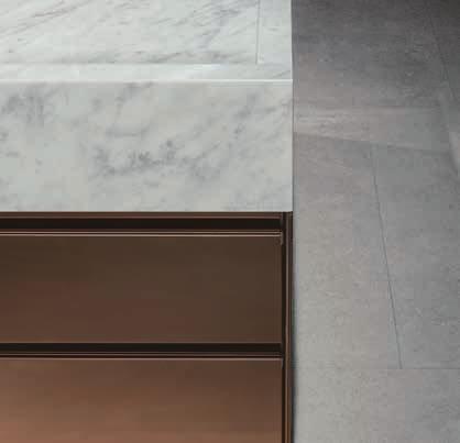 Deep drawers with Convivium Elegant doors in bronze PVD steel. Isola e cappa Convivium in acciaio PVD bronzo, top in marmo Carrara.