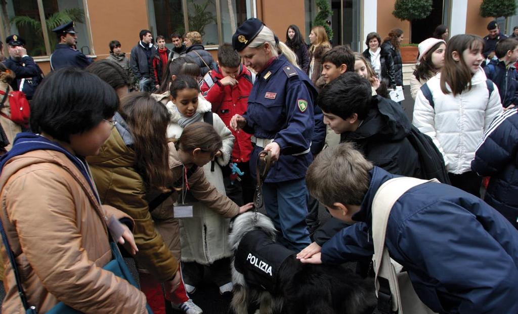 agenti di Polizia fuori da una scuola Dicembre