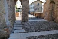 Raggiunta la Torre a chiusura del borgo medievale, la pavimentazione in blocchi di pietra, precedentemente descritta, è interrotta da tratti in