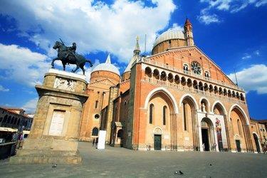 non ci sia nulla di eccezionale per cui valga la pena entrare. 2 tappa: Basilica di Sant'Antonio a Padova.