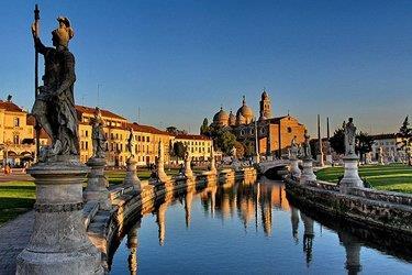 Questo fa comprendere non solo l affetto ma anche l importanza per Padova della Basilica che ospita le reliquie di Sant Antonio.