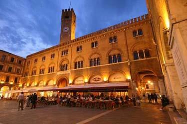 Con la sua elegante facciata di mattoni rossi, Il Palazzo del Podestà domina la piazza dei Signori a Treviso.