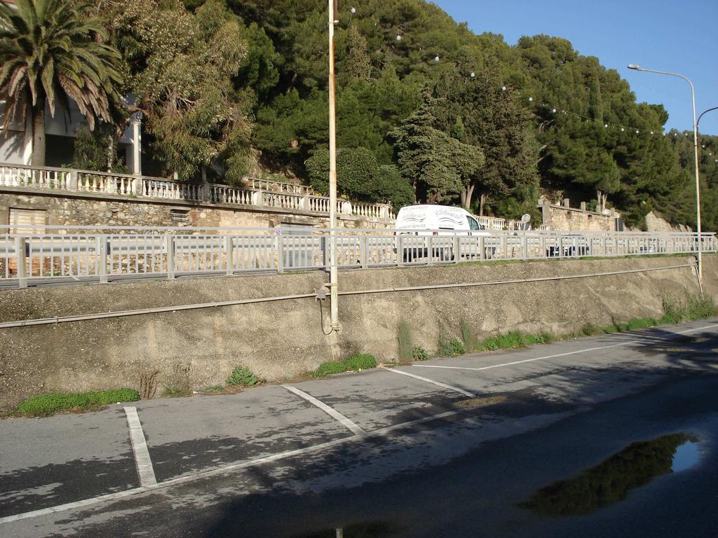 guardrail ed il muro di sostegno dell Aurelia, con rischio di caduta verso l area portuale in quanto non ci sono protezioni.
