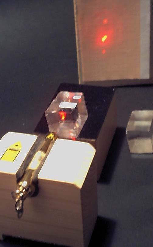 23 - SEPARAZIONE DI FASCI CON PIÙ CRISTALLI Su un primo cristallo di calcite incide la luce laser di un puntatore in modo