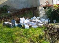 I contenitori vuoti dei prodotti fitosanitari (dopo essere stati accuratamente lavati) devono essere stoccati