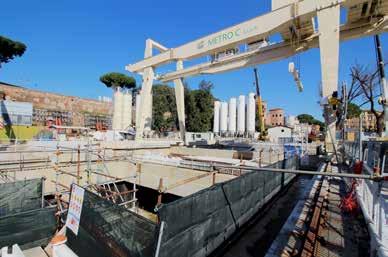 La tratta ha uno sviluppo di 3,6 chilometri, con 2 stazioni, Amba Aradam/Ipponio e Fori Imperiali, e 2 pozzi di ventilazione, via Sannio e Piazza Celimontana.