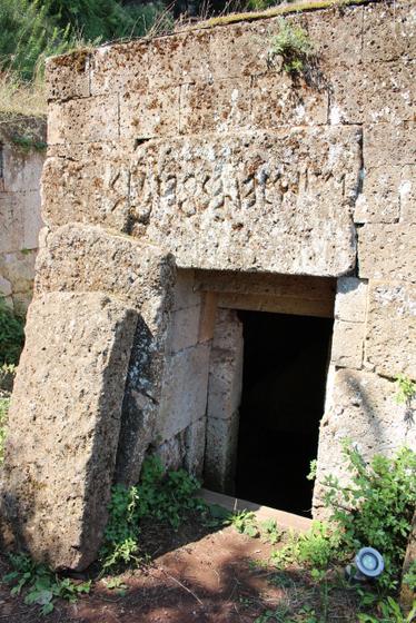 Lì abbiamo osservato molte tombe etrus, ogna con la sua entrata e a scritta significa: Io (sono) la tomba.