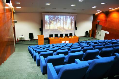 Auditorium È un ampia sala adatta ad attività congressuali, seminariali, concorsi pubblici, meeting, ecc.