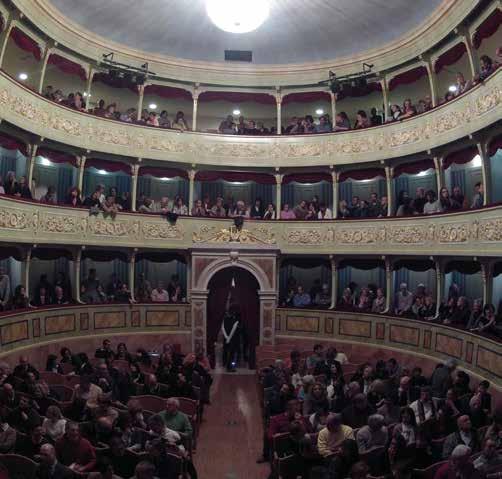 Qual è la specificità del teatro sociale di Bellinzona? Nikclick Teatro Sociale Bellinzona a. La struttura rispetta le tipologie classiche del teatro all'italiana b.