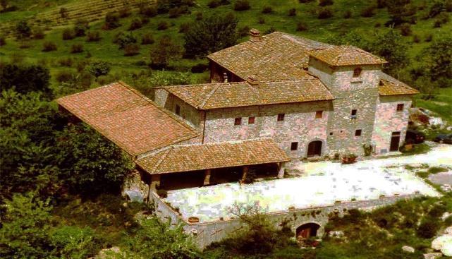 su più livelli, ha un vasto terrazzo e portico