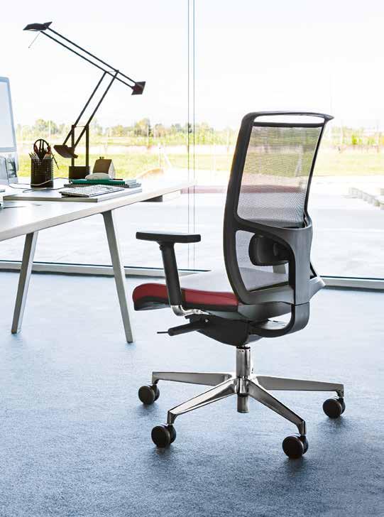La versione visitatore viene presentata con slitta cromata impilabile. en_the various technical features of this model have been designed to offer the best possible strength and ergonomic performance.