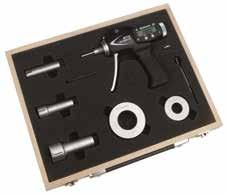Resolution 0.001.Supplied in wooden case. Setting rings and UKAS certificates included. Proximity data output. *2-6 2 point / 6-300 3 point measurement. Micrometro elettronico per interni.